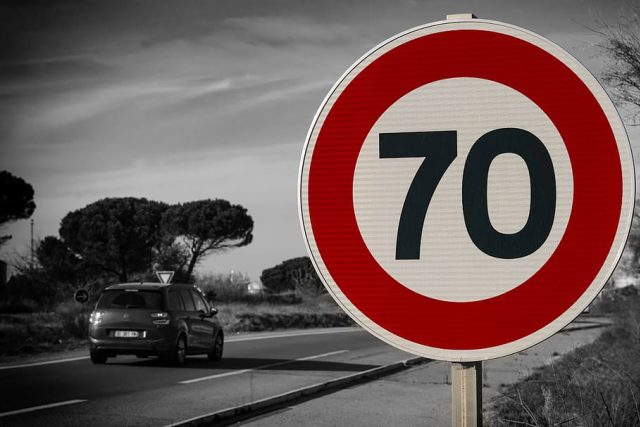 Dopravní značka omezující rychlost na 70 km/h | foto: Pxfuel
