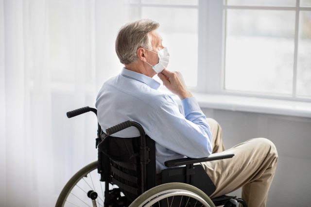 Senior,  invalidní vozík,  rouška,  covid,  koronavirus | foto: Fotobanka Profimedia