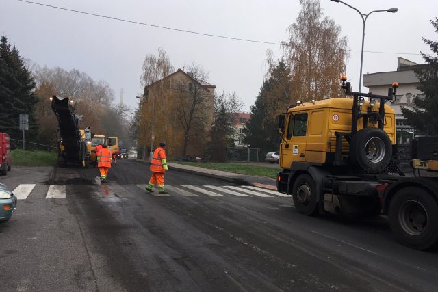 Na děčínském sídlišti Želenice v Děčíně frézují asfalt | foto: Daniela Pilařová,  Český rozhlas