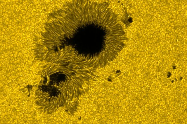 Sluneční skvrny ve viditelném světle na snímku ze slunečního teleskopu Hinode | foto:  NASA/JAXA,  CC0 1.0