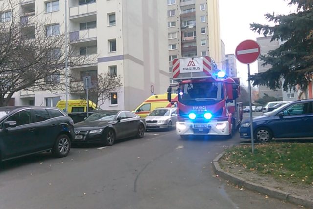 Kvůli požáru výškové budovy vyjížděli v Děčíně Boleticích tři jednotky hasičů | foto: Hasičský záchranný sbor Ústeckého kraje