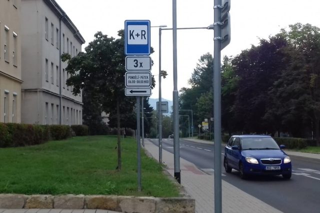U škol v Děčíně přibydou dopravní značky pro krátkodobé parkovaní  | foto: Daniela Pilařová,  Český rozhlas