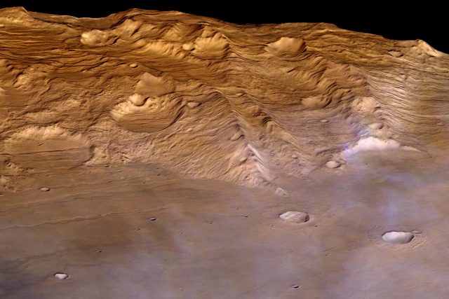 Perspektivní pohled na oblast Claritas Fossae na Marsu,  pořízený sondou Mars Express | foto: ESA/DLR/FU Berlin  (G. Neukum),  CC BY-SA 3.0 IGO