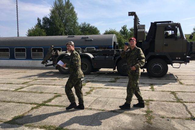 Vojáci 41. praporu ze Žatce odjíždějí na šestiměsíční vojenskou misi do Pobaltí | foto: Jan Beneš,  Český rozhlas