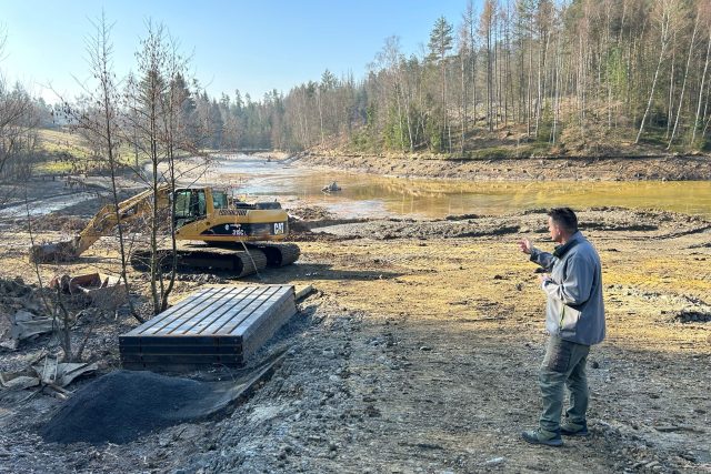 Práce na Kyjovské přehradě jsou v polovině. Z nádrže se vyvezlo 7500 kubíků bahna | foto: Lucie Heyzlová,  Český rozhlas