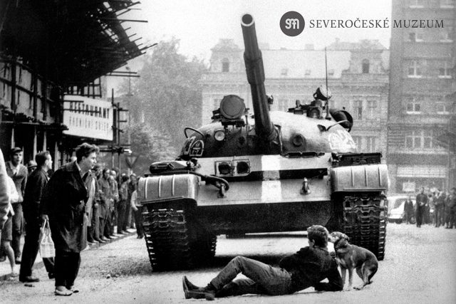 Srpen 1968. Mladík se vlastním tělem snaží zastavit sovětský tank | foto:  Severočeské muzeum v Liberci