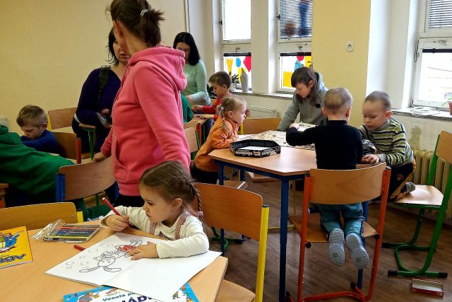 DDM Teplice,  jeden z kroužků pro děti z Ukrajiny | foto: Jana Vitásková,  Český rozhlas