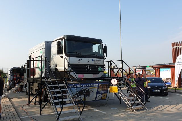 Řidiči kamionů a autobusů si na odpočívadle D8 můžou vyzkoušet simulátor nárazu | foto: Jan Bachorík,  Český rozhlas