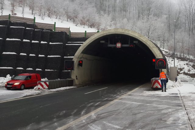 V tunelech Panenská a Libouchec smí řidiči jezdit maximálně osmdesát | foto: Jan Bachorík,  Český rozhlas