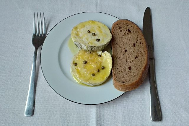 Nakládaný hermelín se zeleným  pepřem | foto: Stanislava Brádlová,  Český rozhlas