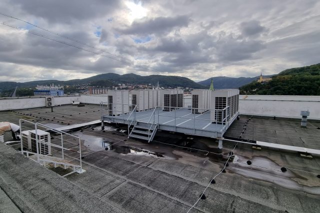 Střecha krajského úřadu v Ústí nad Labem by měla projít rekonstrukcí. Navíc by měla být osazena solárními panely | foto: Jan Bachorík,  Český rozhlas