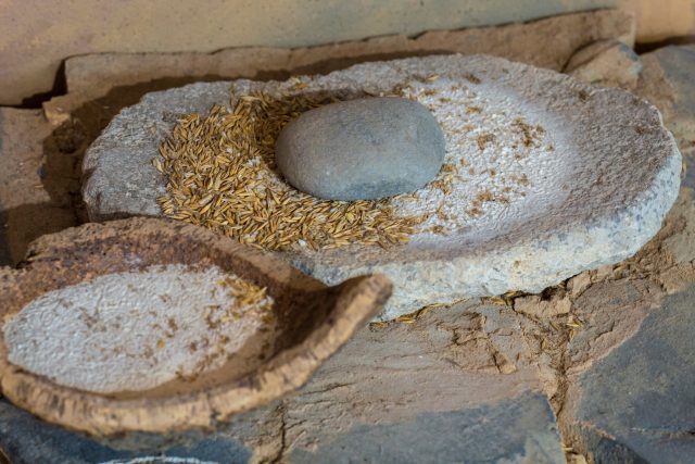 Neolitická zrnotěrka v expozici Iberského muzea v Jaénu | foto:  WH_Pics,  Shutterstock