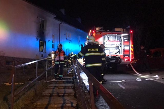 V noci na neděli hasiči zasahovali u požáru Domu s pečovatelskou péčí v Krupceř | foto: HZS Ústeckého kraje