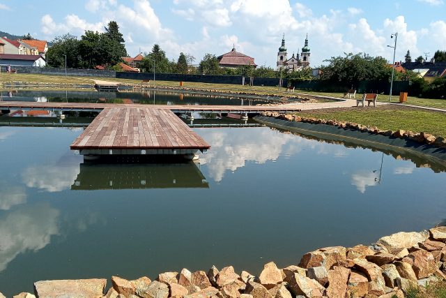 Zpustlý areál koupaliště v Krupce se proměnil v park s jezírkem a hřištěm | foto: Jana Vitásková,  Český rozhlas