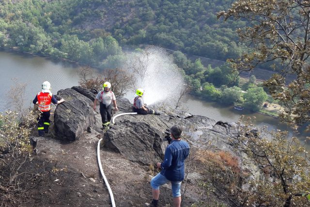 Hasiči pokračují v likvidaci požáru u Lovosic | foto: Jan Bachorík,  Český rozhlas