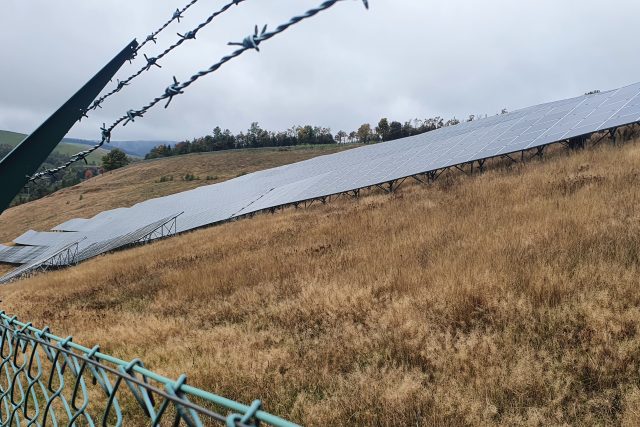 Fotovoltaická elektrárna na Moldavě | foto: Artur Janoušek,  Český rozhlas