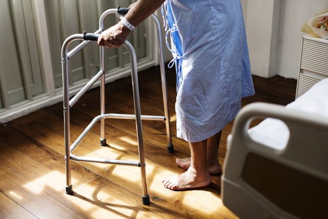 Stáří,  senior,  nemocnice,  hospic,  péče - ilustrační foto | foto: rawpixel,  Fotobanka Pixabay