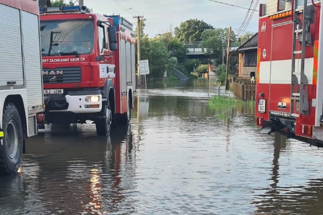 Liberečtí hasiči evakuovali některé obyvatele Píšečné a Dobranova | foto: Hasičský záchranný sbor Libereckého kraje