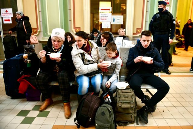 Ukrajinští uprchlíci na polském nádraží v Přemyšli,  12 kilometrů od ukrajinských hranic | foto: René Volfík,  Český rozhlas