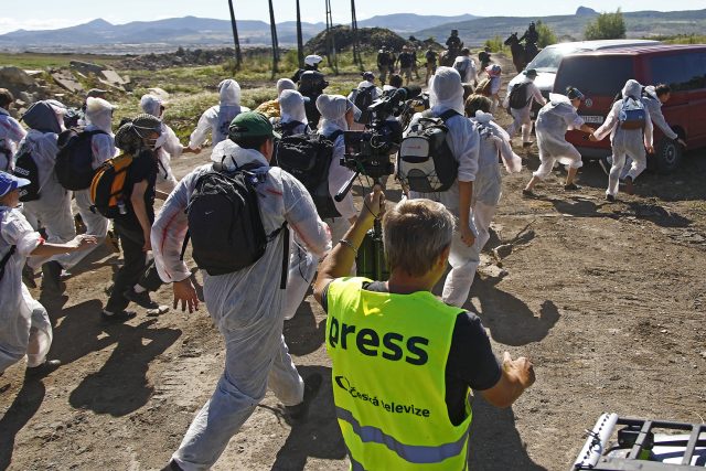 Aktivisté z Klimakempu protestovali proti těžbě na lomu Bílina | foto: Vojtěch Hájek,  ČTK