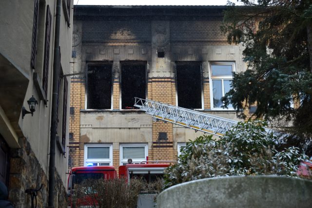 Vyhořelý Domov pro osoby se zdravotním postižením Kavkaz ve Vejprtech.  | foto: Slavomír Kubeš,  ČTK