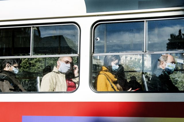 Autobus,  cestující  (ilustrační fotografie)  | foto: Michaela Danelová,  iROZHLAS.cz