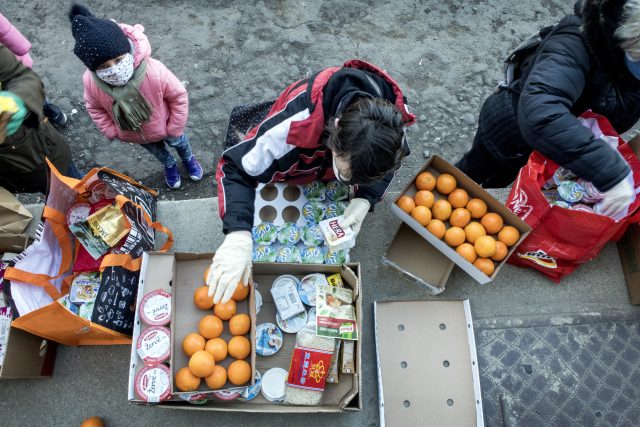 Potřební lidé u potravinové banky  (ilustr. obr.) | foto: Michaela Danelová,  iROZHLAS.cz