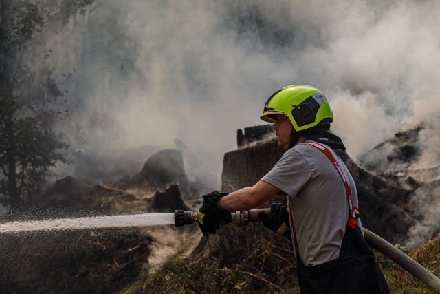 Hasič v akci při požáru v Hřensku  (ilustr. foto) | foto: Hasičský záchranný sbor ČR