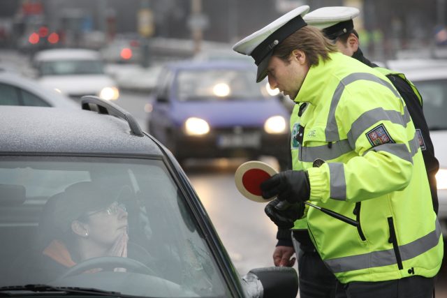 Dopravní policie při kontrole řidičů  (ilustrační foto) | foto: Jan Schejbal / Empresa Media,  Fotobanka Profimedia