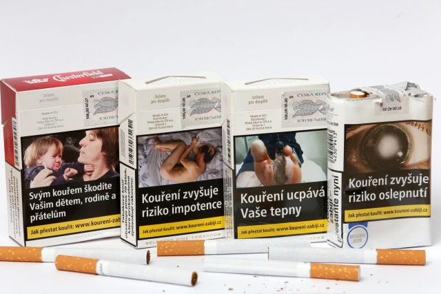 Krabičky cigaret s varováním  (ilustrační foto) | foto: CNC / MARTIN PEKÁREK,  Profimedia