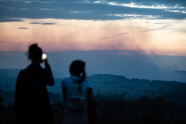 Večer plný kouře nad Českosaským Švýcarskem přitahuje zvědavce | foto: René Volfík,  iROZHLAS.cz