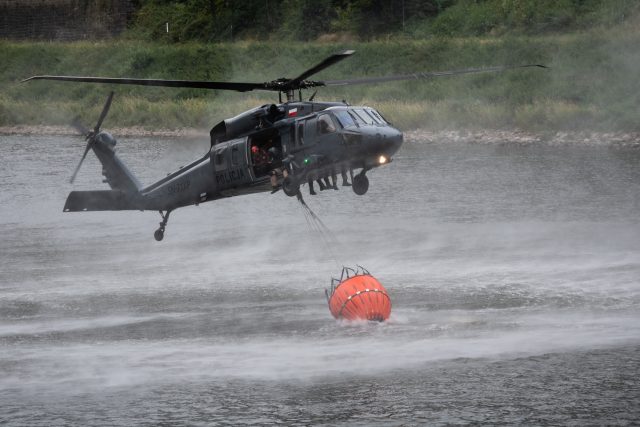 Vrtulník Black Hawk v akci  (ilustr. foto) | foto: René Volfík,  iROZHLAS.cz