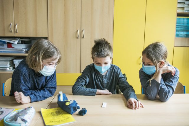 Žáci čekají na výsledek antigenního testu | foto: Michaela Danelová,  iROZHLAS.cz