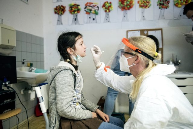 Antigenní testování žáků základní školy | foto: Michaela Danelová,  iROZHLAS.cz