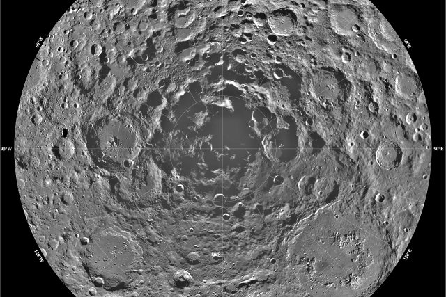 Mozaikový snímek jižního pólu Měsíce pořízený sondou NASA Clementine | foto: NASA