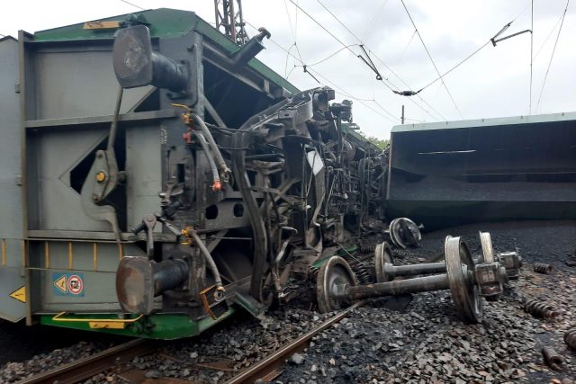 Nikomu se nic nestalo,  škody budou v řádu milionů | foto: Twitter - Správa železnic