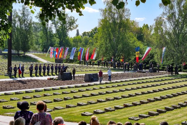 Na Národním hřbitově v Terezíně si lidé připomínají památku obětí nacistické perzekuce | foto: Lucie Korcová,  Český rozhlas