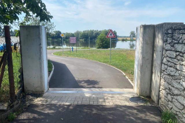 Křešice dnes před povodní částečně chrání protipovodňová zeď | foto: Lucie Heyzlová,  Český rozhlas