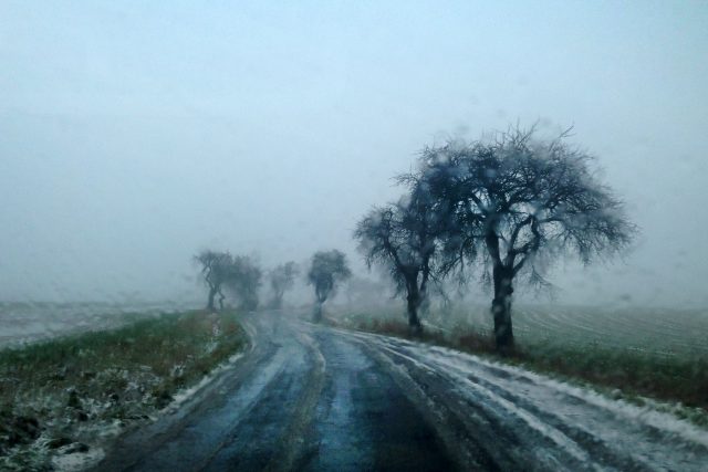 Déšť se sněhem na silnici | foto: Michaela Danelová,  iROZHLAS.cz