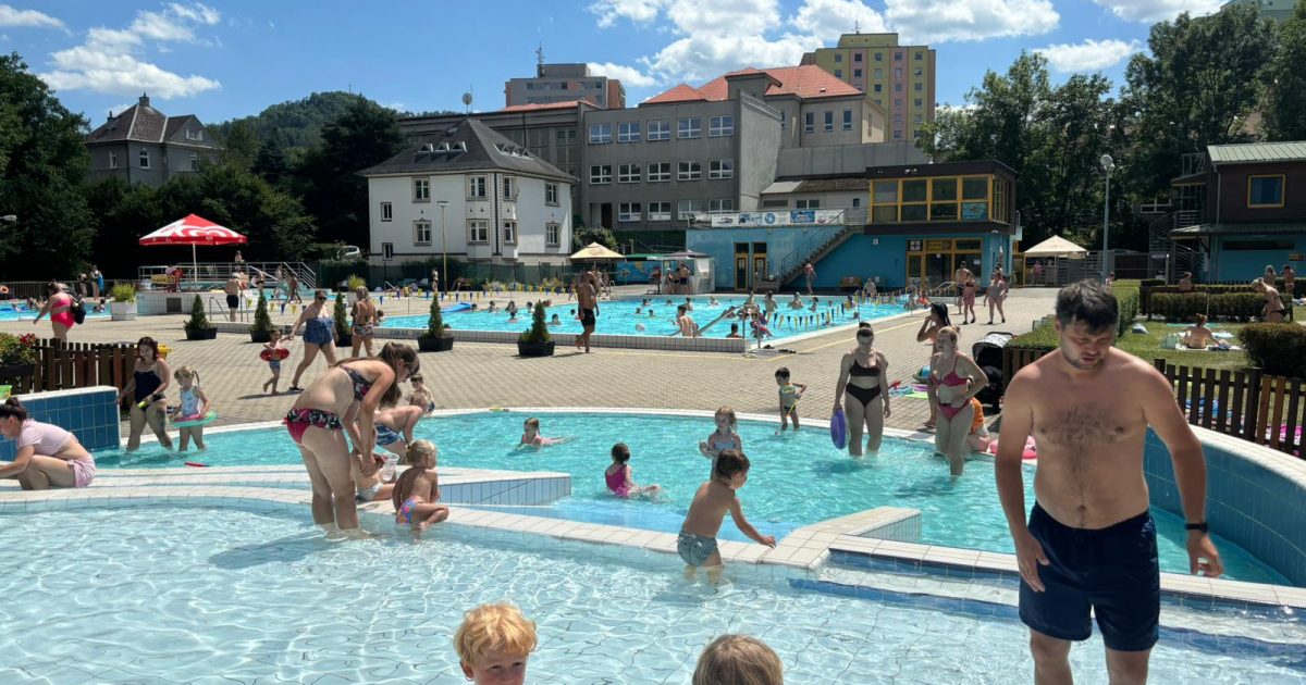 The summer time warmth attracts folks to the water – for instance to the pure swimming pool in Jetřichovice or to the swimming pool in Děčín