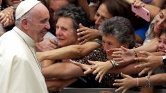 Věřící ve Vatikánu vítají papeže Františka
